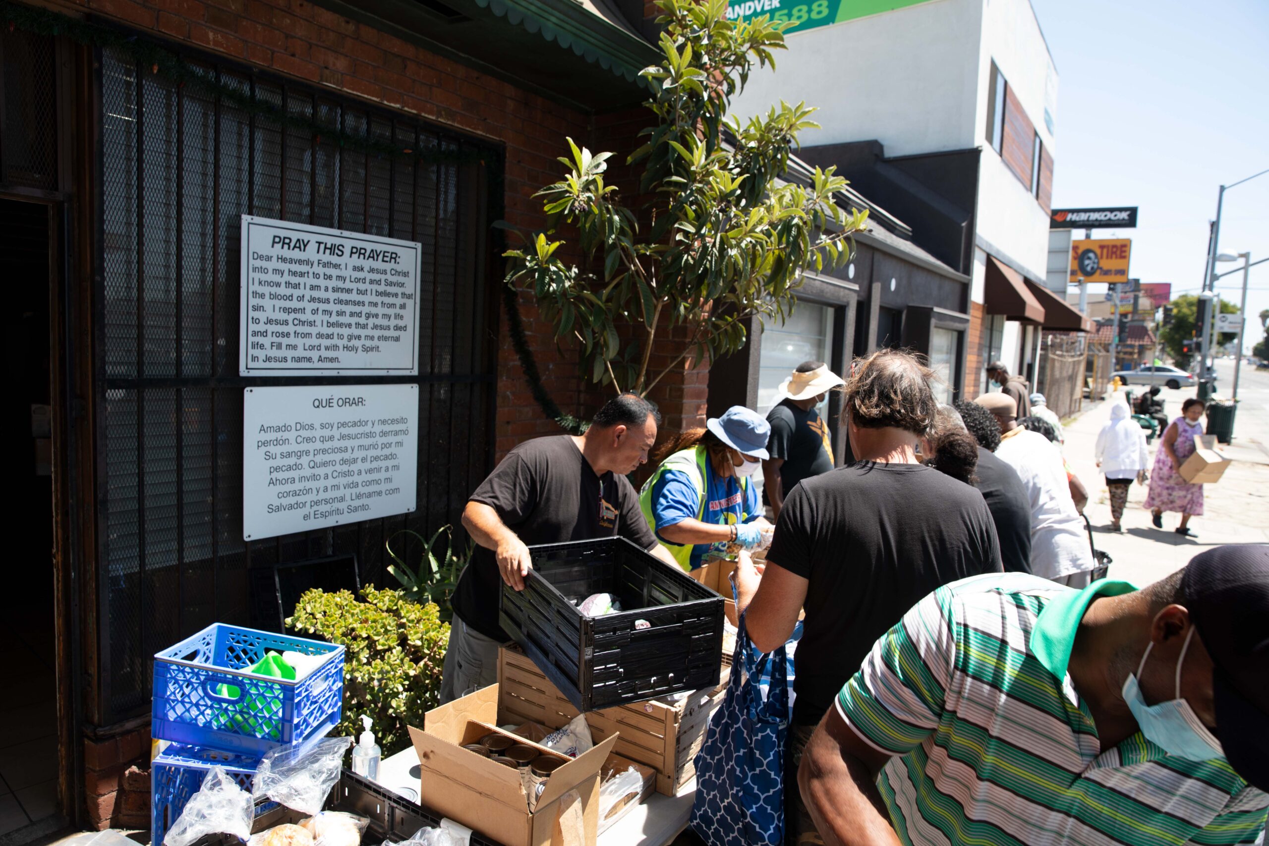 a-food-pantry-helps-the-la-regional-food-bank-fight-hunger